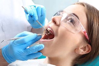 Persona en revisión dental