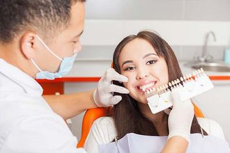 Persona probando prótesis dental